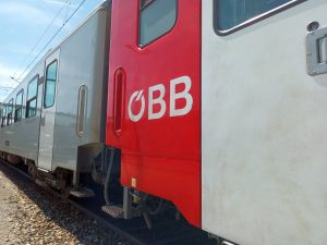 ÖBB-Logo auf einem Waggon (Foto: Robert Spohr).