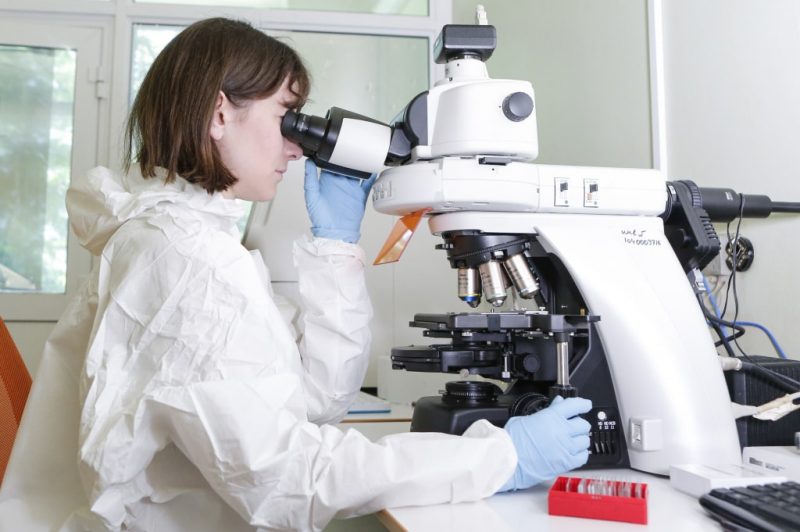 Scientist in a laboratory (Photo: Russian Direct Investment Fund).