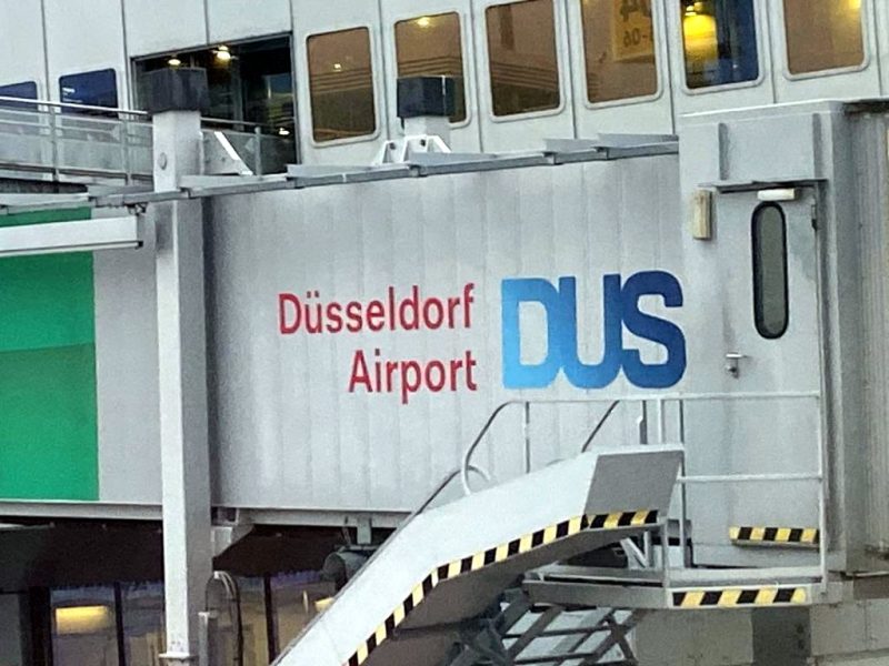 Passenger boarding bridge at Düsseldorf Airport (Photo: Frank Glander).