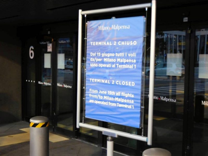 Das Terminal 2 des Flughafens Mailand-Malpensa ist derzeit geschlossen, doch die Apotheke ist geöffnet (Foto: Jan Gruber).