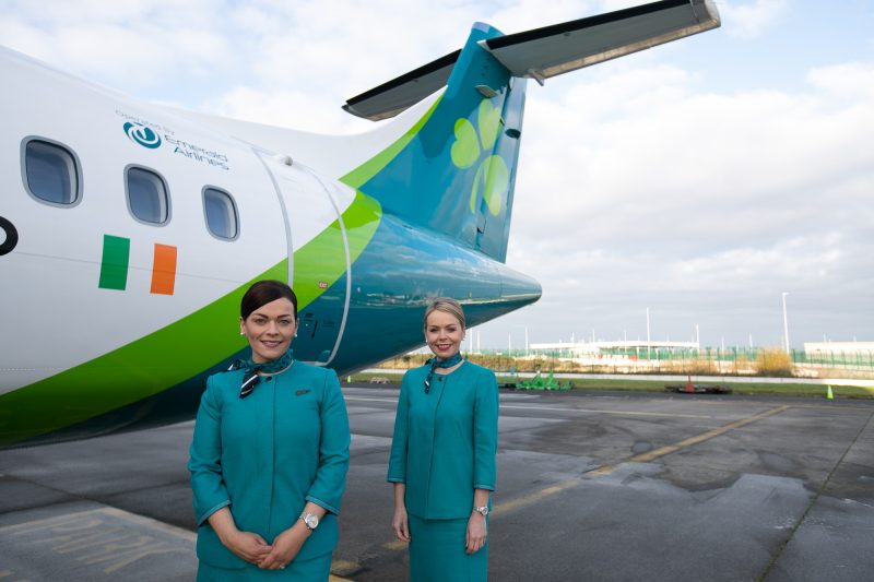 Flugbegleiterinnen vor ATR72-600 (Foto: Emerald Airlines).