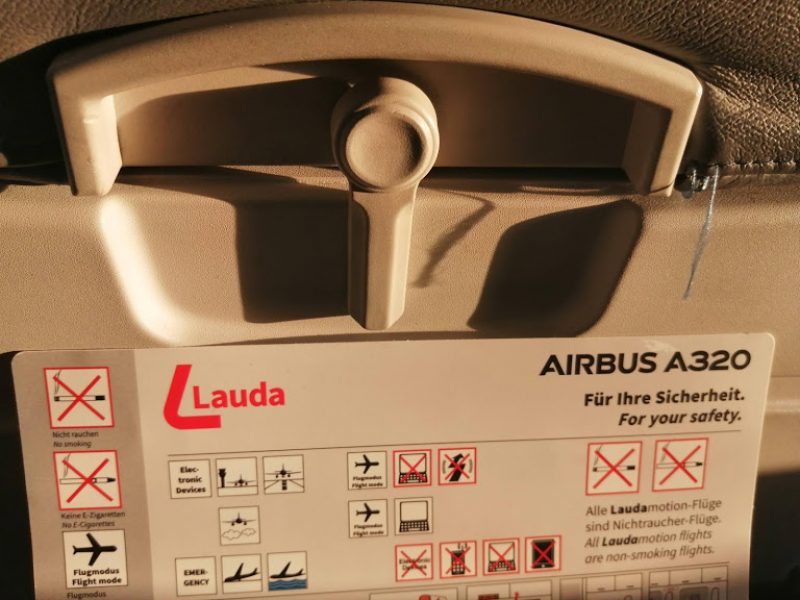 Safety-Card der Fluggesellschaft Lauda (Foto: Jan Gruber).