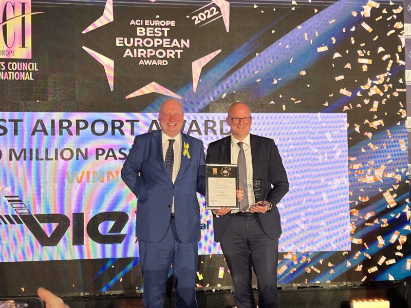 Henrik Hololei, Generaldirektor Verkehr der EU-Kommission, übergibt den ACI-Award an Flughafen Wien-Vorstand Julian Jäger
(Foto: Flughafen Wien AG).