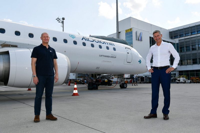 Air Dolomiti-CEO Jörg Eberhart (rechts) und der Münchner Flughafenchef
Jost Lammers (Foto: Flughafen München).