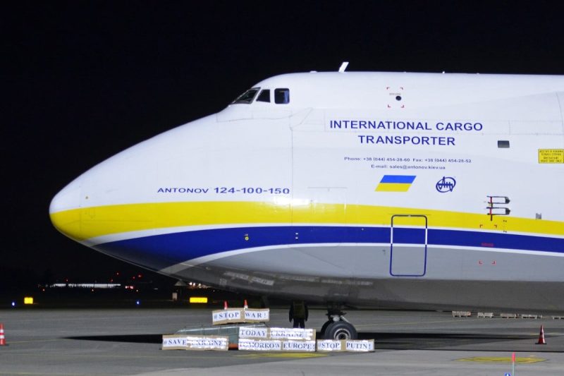 Appeal for peace under an An-124 in Linz (Foro: Michael David).