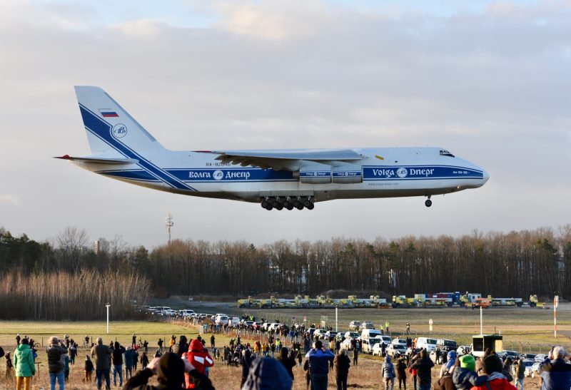 Hovering in from the east: The Antonov AN-124 over Rathsbergstraße shortly before landing at Nuremberg Airport (Photo: Thomas Niepel).