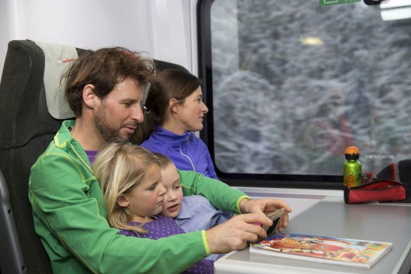 Reisende im Railjet (Foto: Tirol Werbung).