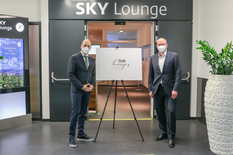 Josef Donhauser und Julian Jäger vor der SkyLounge (Foto: Flughafen Wien AG).
