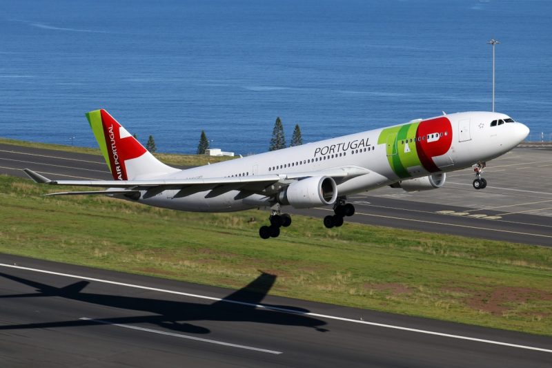 Ein Airbus A330-200 der portugiesischen TAP am Flughafen Madeira (Foto: V1Images.com/Rui Sousa).