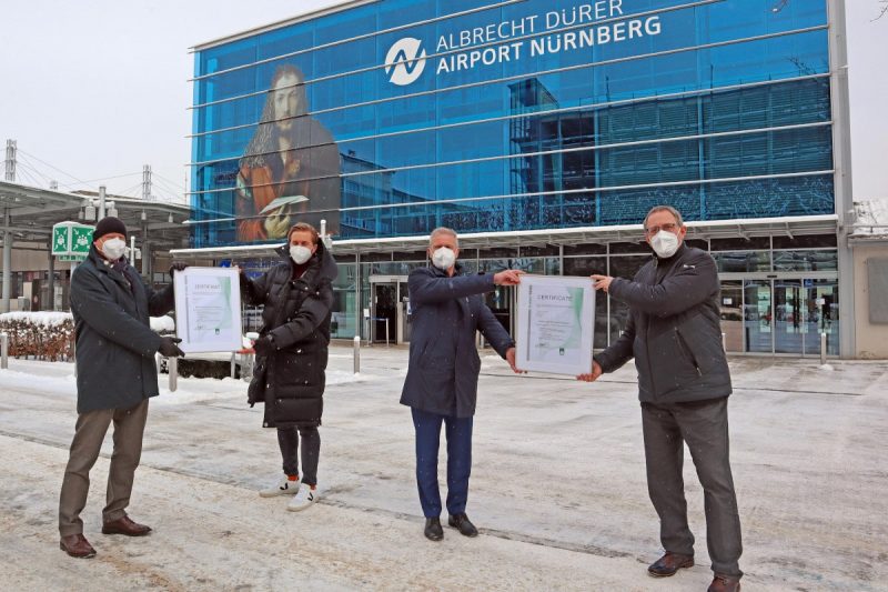 Handover of the Dekra certificate (Photo: Christian Albrecht / Airport Nürnberg).