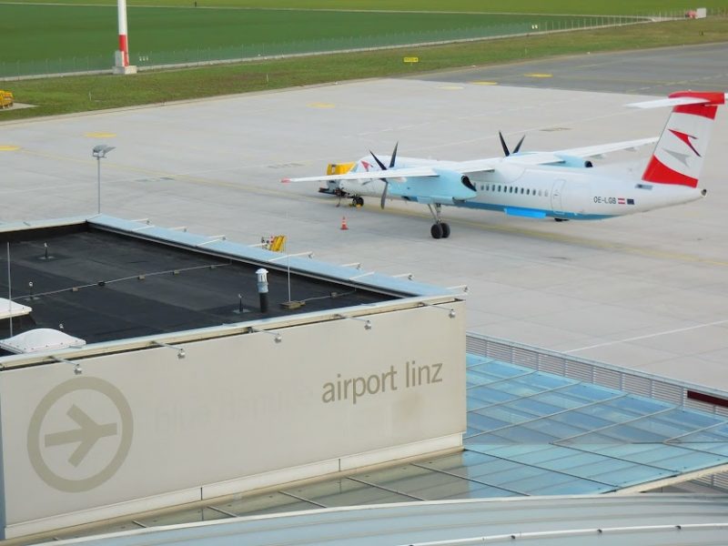 DHC Dash 8-400 of Austrian Airlines at Linz Airport (Photo: René Steuer).