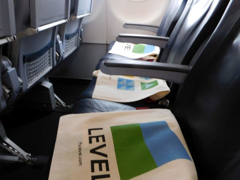 Am 18. Juli 2018 begrüßte Level auf dem Erstflug alle Passagiere mit diesem Goodie-Bags (Foto: Jan Gruber).