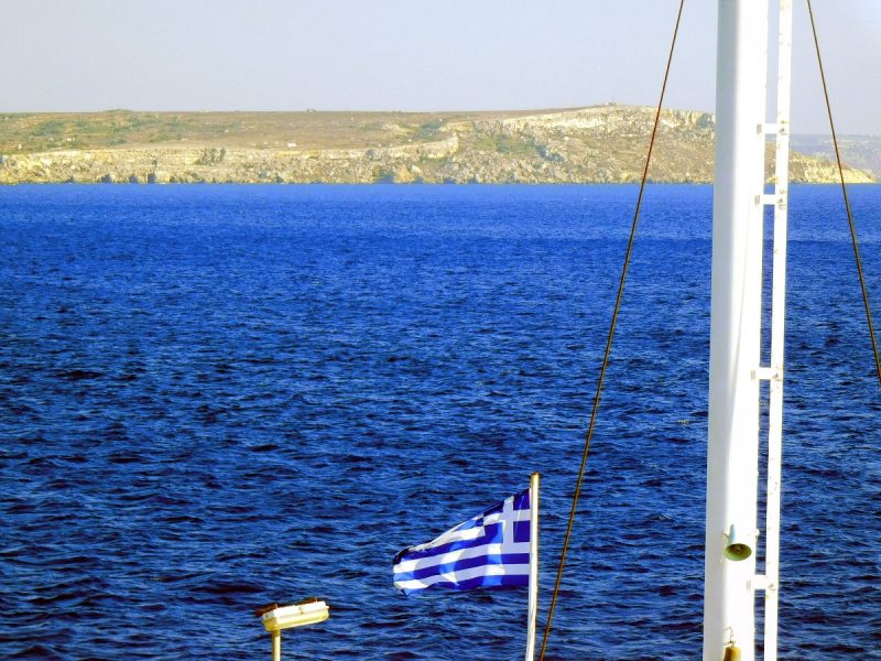 Griechische Flagge der MV Nikolaos im Wetlease für Gozo Channel (Foto: Jan Gruber).
