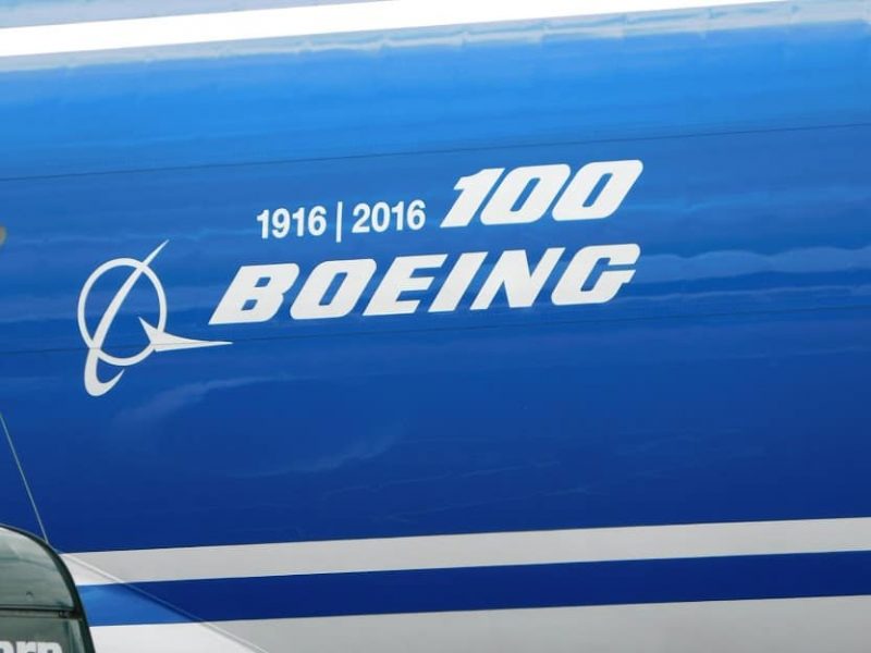 Boeing-Logo auf einem Flugzeugrumpf (Foto: Jan Gruber).