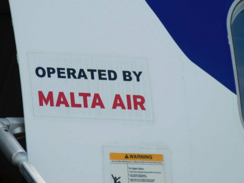 Ein kleiner Sticker weist darauf hin, dass diese Boeing 737-800 von Malta Air betrieben wird (Foto: Jan Gruber).