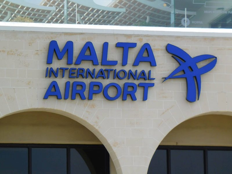 Logo des Flughafens Luqa (Foto: Jan Gruber).