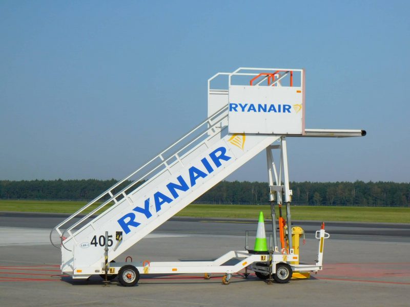 Treppe mit Ryanair-Branding am Flughafen Warschau-Modlin (Foto: Jan Gruber).