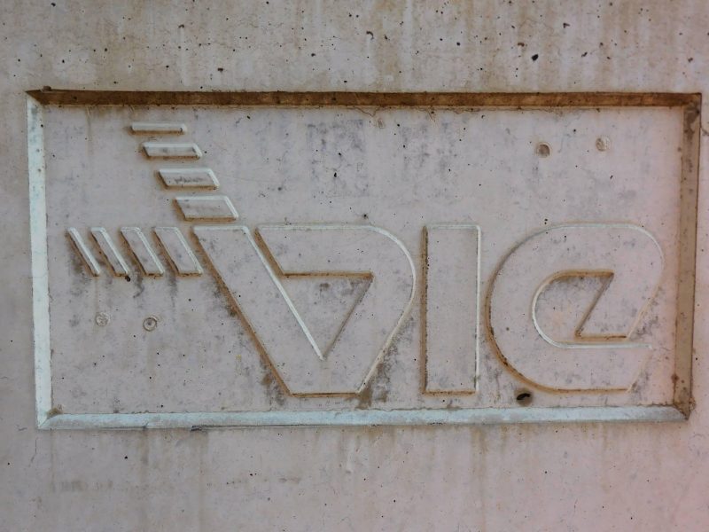 Logo of Vienna-Schwechat Airport on a concrete barrier (Photo: Jan Gruber).