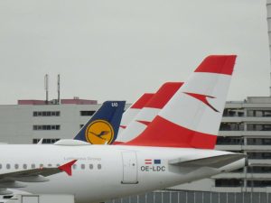 Heckflossen von Austrian Airlines und Lufthansa (Foto: Jan Gruber).