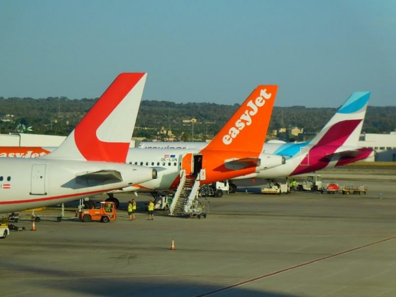 Heckflossen von Lauda, Easyjet und Eurowings am Flughafen Palma de Mallorca (Foto: Jan Gruber).