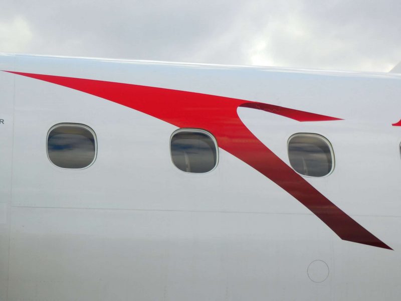 AUA-Logo auf einem Embraer 195 (Foto: Jan Gruber).