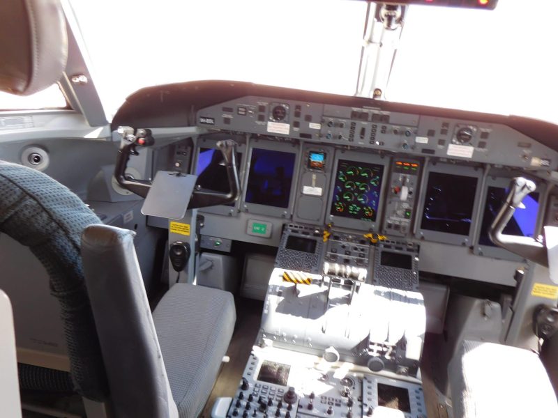 Cockpit einer DHC Dash 8-400 (Foto: Jan Gruber).