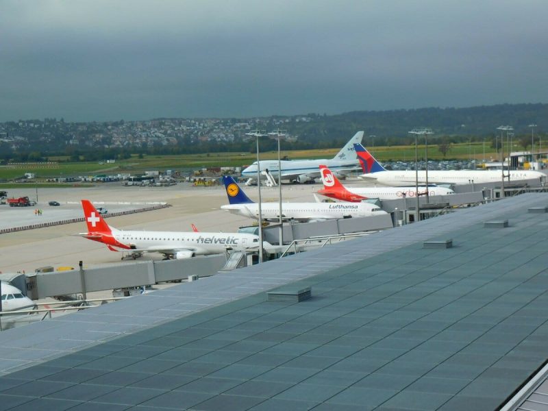 Flugzeuge am Flughafen Stuttgart (Foto: Jan Gruber).