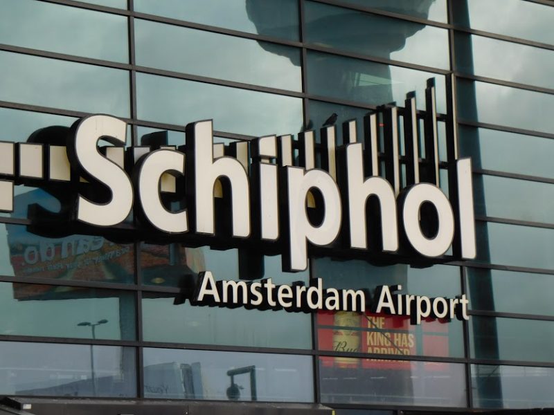 Schriftzug am Terminal des Flughafens Amsterdam-Schiphol (Foto: Jan Gruber).