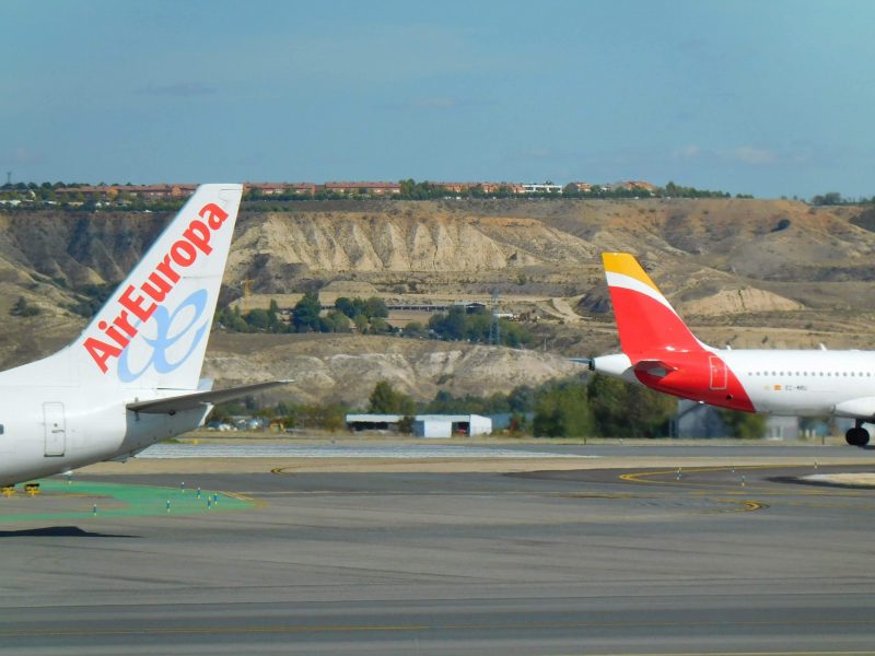 Heckflossen von Air Europa und Iberia am Flughafen Madrid (Foto: Jan Gruber).