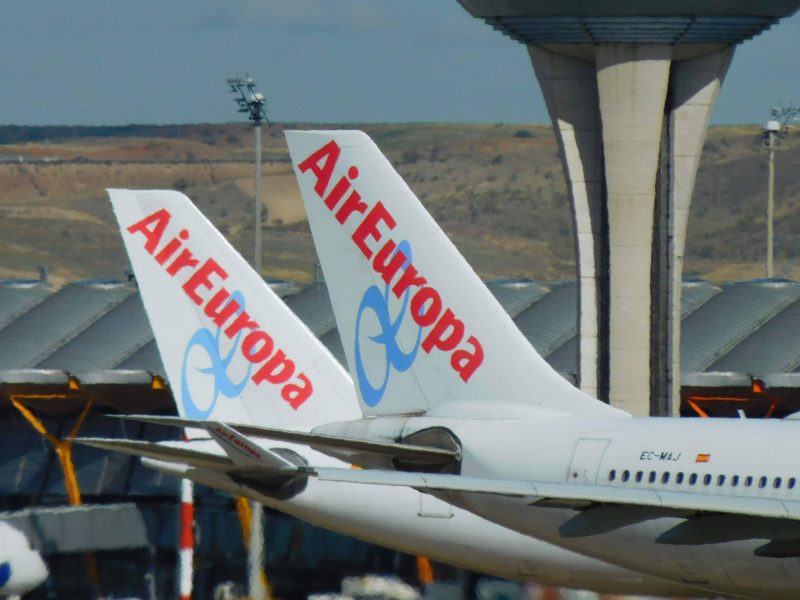 Heckflossen von Air Europa am Flughafen Madrid (Foto: Jan Gruber).
