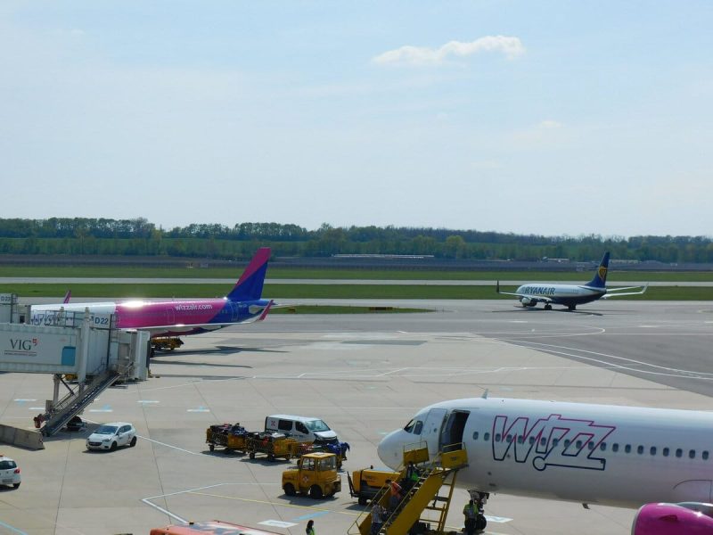Wizz Air and Ryanair at Vienna Airport (Photo: Jan Gruber).