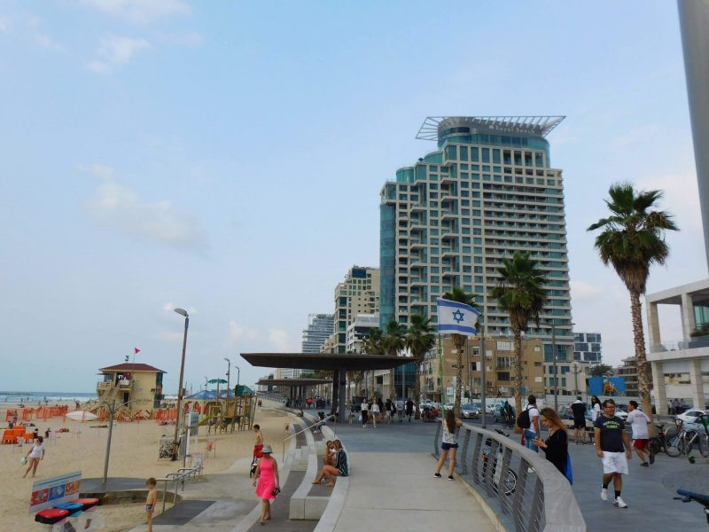 Hochhäuser direkt gegenüber vom Sandstrand: Tel Aviv (Foto: Jan Gruber).