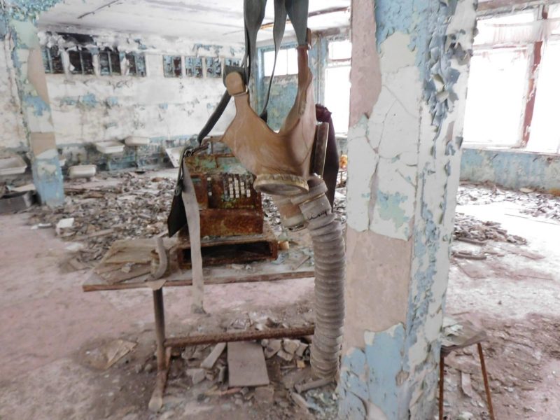 Gasmaske und verrostete Kassa in einer Schulkantine in Pripjat (Foto: Jan Gruber).