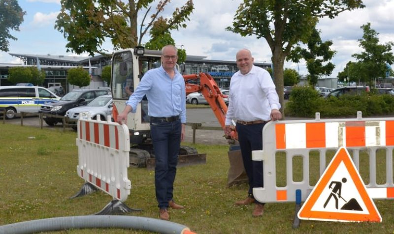 Flughafen-Geschäftsführer Roland Hüser (rechts) und Reinhard Möllenbeck von der Bioenergie Ahden GmbH & Co. KG auf der Baustelle für die Erweiterung des Fernwärmenetzes (Foto: Paderborn Lippstadt Airport).