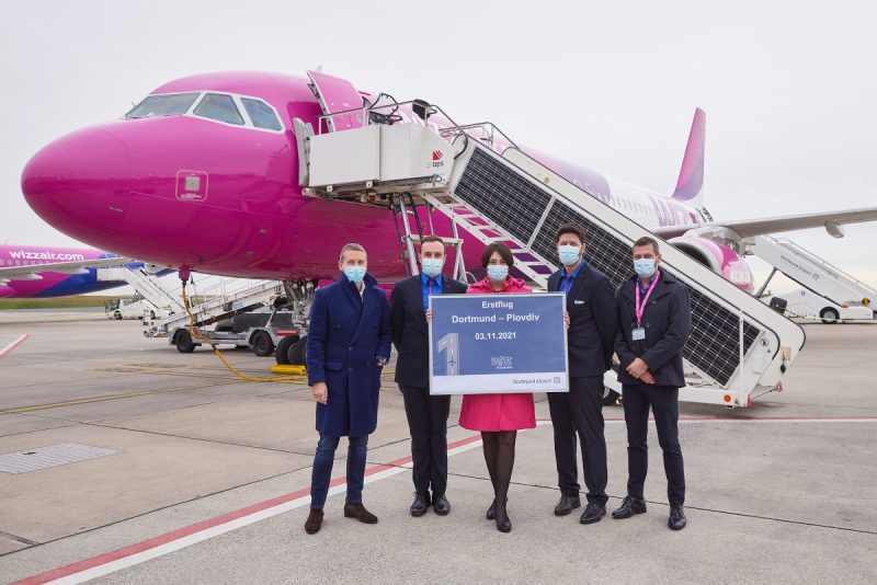 Guido Miletic, Leiter Airport Services und Marketing, begrüßt die Wizz Air-Crew auf dem Vorfeld. (Foto: Hans Jürgen Landes/Dortmund Airport).