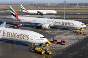 Drei Emirates-Flieger auf dem Flughafen Wien (Foto: Emirates).