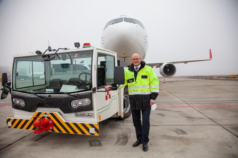 VIE-Vorstand Julian Jäger vor einem neuen E-Flugzeugschlepper (Foto: Flughafen Wien AG).