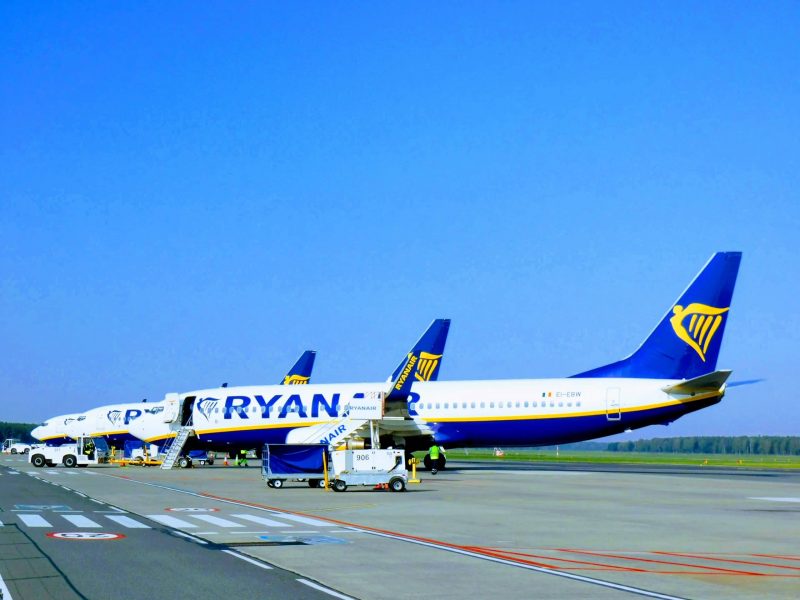 Boeing 737-800 von Ryanair und Buzz am Flughafen Warschau-Modlin (Foto. Jan Gruber).