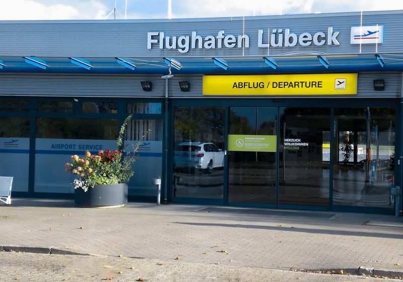 Eingang zum Terminal des Flughafens Lübeck (Foto: Flughafen Lübeck).