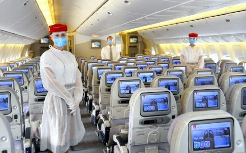Auch Flugbegleiter müssen an Bord von Verkehrsflugzeugen Masken tragen (Foto: Emirates Airline).