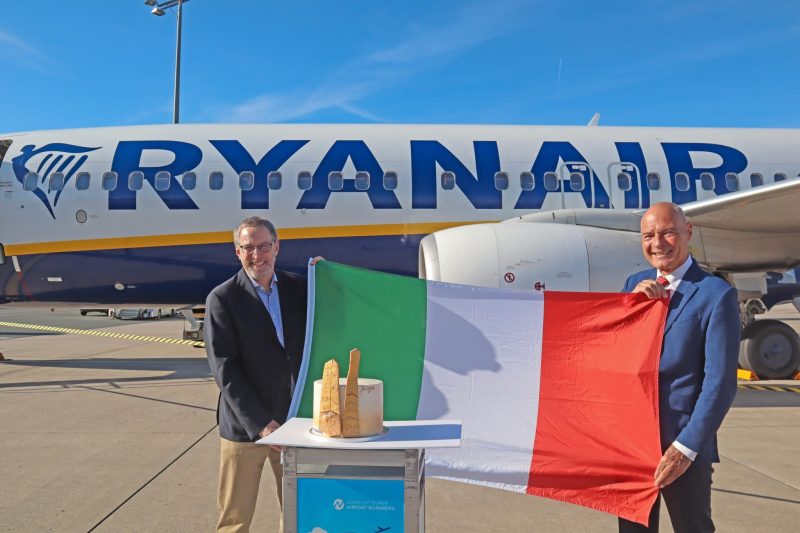 Airport manager Michael Hupe and representative of the Consulate General of the Italian Republic in Munich Günther Kreuzer welcomed the Ryanair plane from Bologna with a first flight cake (Photo: Nuremberg Airport).