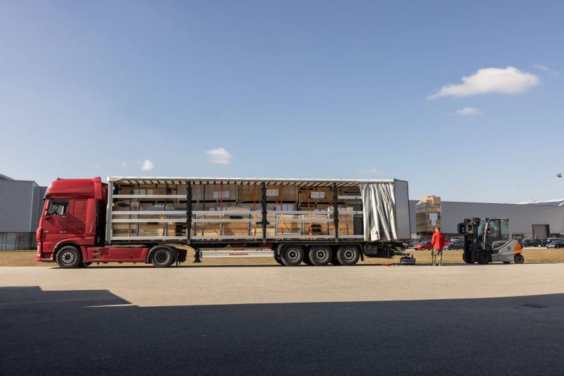In Kisten, die normalerweise Teile für die Luftfahrt transportieren, wurden die Hilfsgüter platzsparend sortiert und verstaut (Foto: FACC AG/Rambossek).
