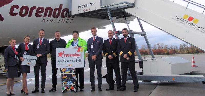 Crewmitglieder des Erstfluges zusammen mit Vertretern vom Baden-Airpark (Foto: Baden-Airpark GmbH).