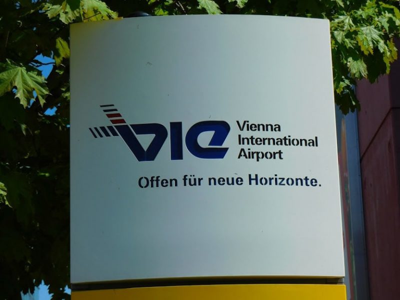 Logo der Flughafen Wien AG auf einem Wegweiser (Foto: Jan Gruber).
