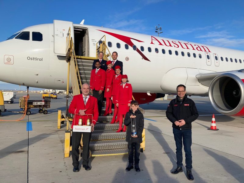 Austrian Airlines crew with security officer Wolfgang Kerndler, ORF Friedenslicht Tobias and Günther Madlberger, ORF regional studio Upper Austria (Photo: Austrian Airlines).