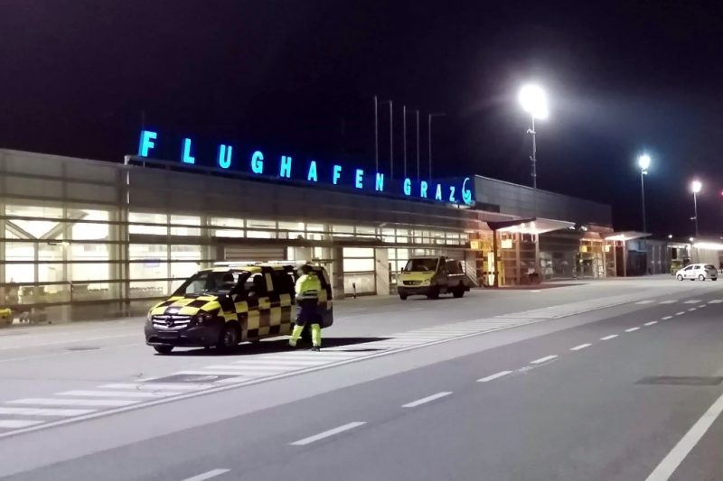 Graz Airport at night (Photo: Robert Spohr).