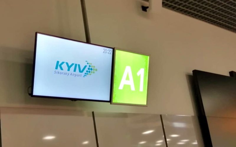 Screen am Flughafen Kiew-Schuljany (Foto: Jan Gruber).