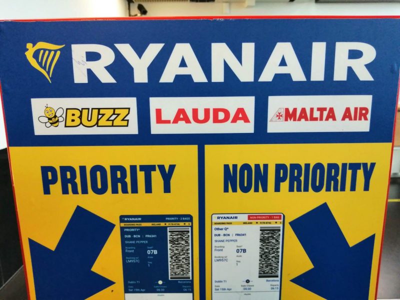Gepäck-Sizer mit den Logos von Ryanair, Buzz, Lauda und Malta Air (Foto: Jan Gruber)