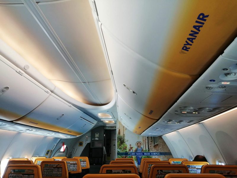 Kabine einer Boeing 737 -800 von Ryanair, betrieben von Malta Air (Foto: Jan Gruber).