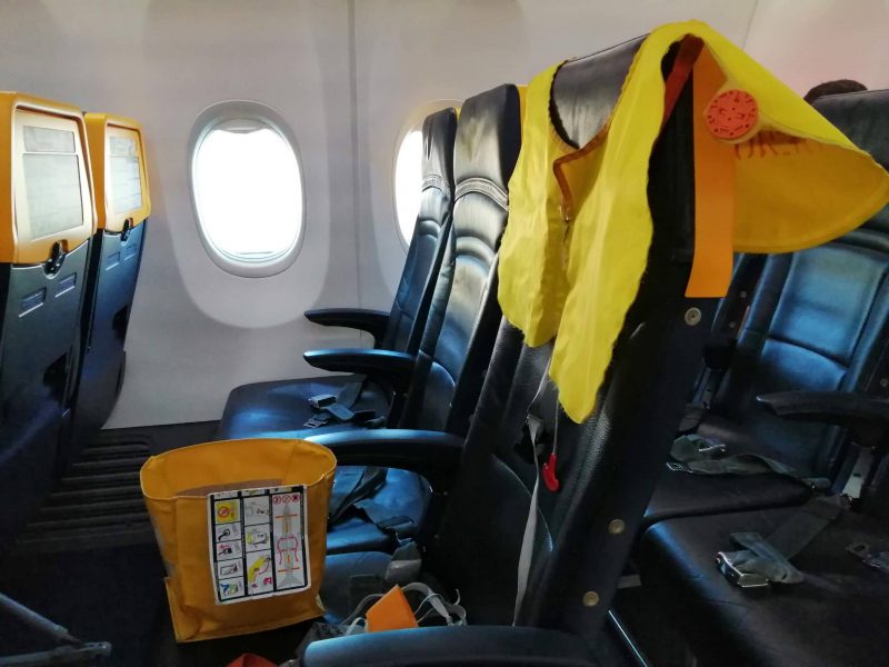Safety-Demokit an Bord einer Boeing 737-800 von Buzz (Foto: Jan Gruber).